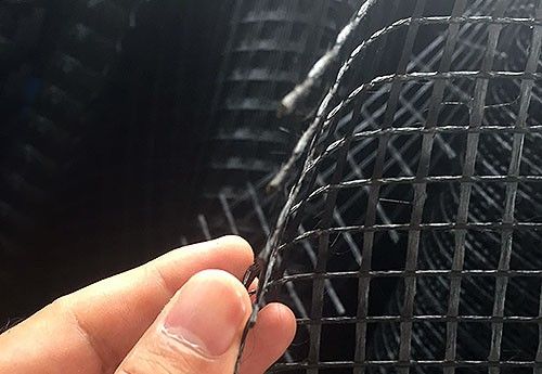 鋼塑土工格柵的拉力由經(jīng)緯編織的高強(qiáng)鋼絲承擔(dān)